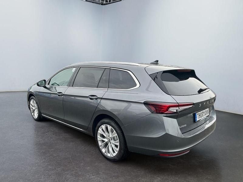 Neu Skoda Superb Selection 193 PS (141 kW) 2025 Graphitegrau metallic Kombi