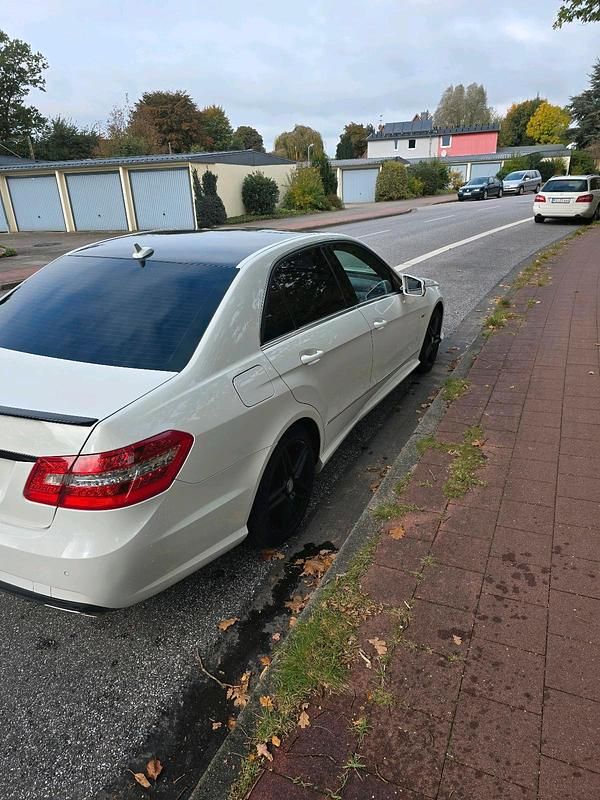 Weiß Gebraucht 2012 Mercedes E220 Avantgarde Limousine | 12.750 € (Fairer Preis) - Bild 1/4