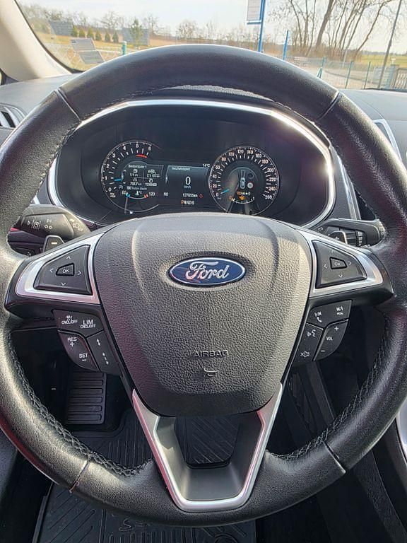 Gebraucht Ford S-MAX Titanium 179 PS (131 kW) 2017 Rot Van / Kleinbus