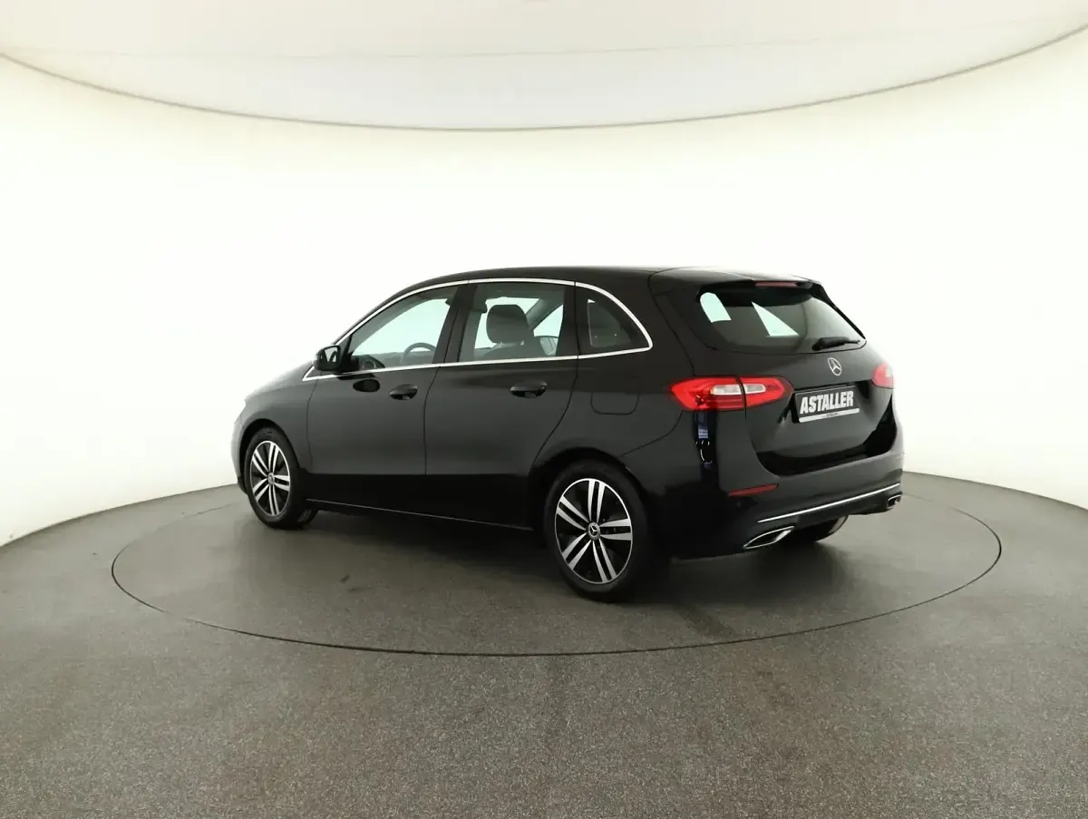 Gebraucht Mercedes B180 Progressive 136 PS (100 kW) 2022 Metalliclack kosmosschwarz (metallic) Kleinwagen