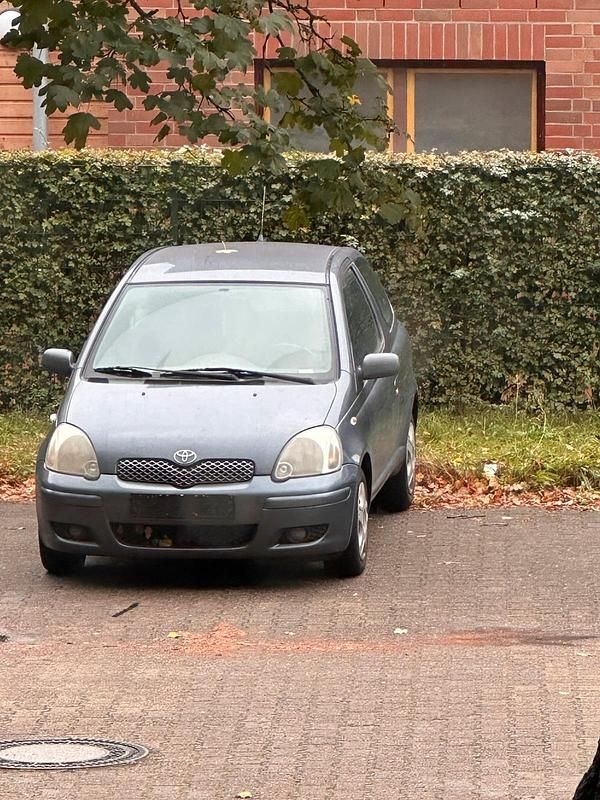 Grau Gebraucht 2005 Toyota Yaris Kleinwagen | 600 € (Superpreis) - Bild 1/2