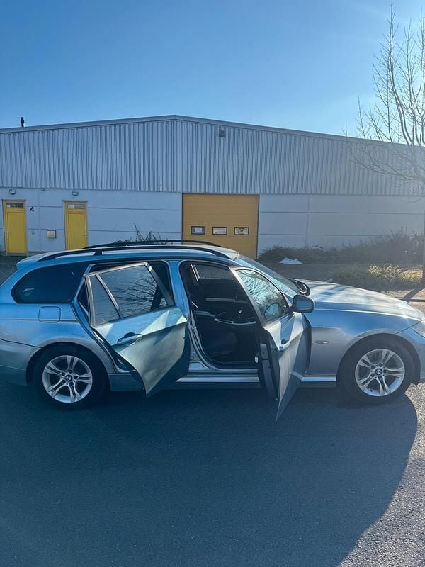 Gebraucht BMW 318 145 PS (106 kW) 2009 Blau Kombi