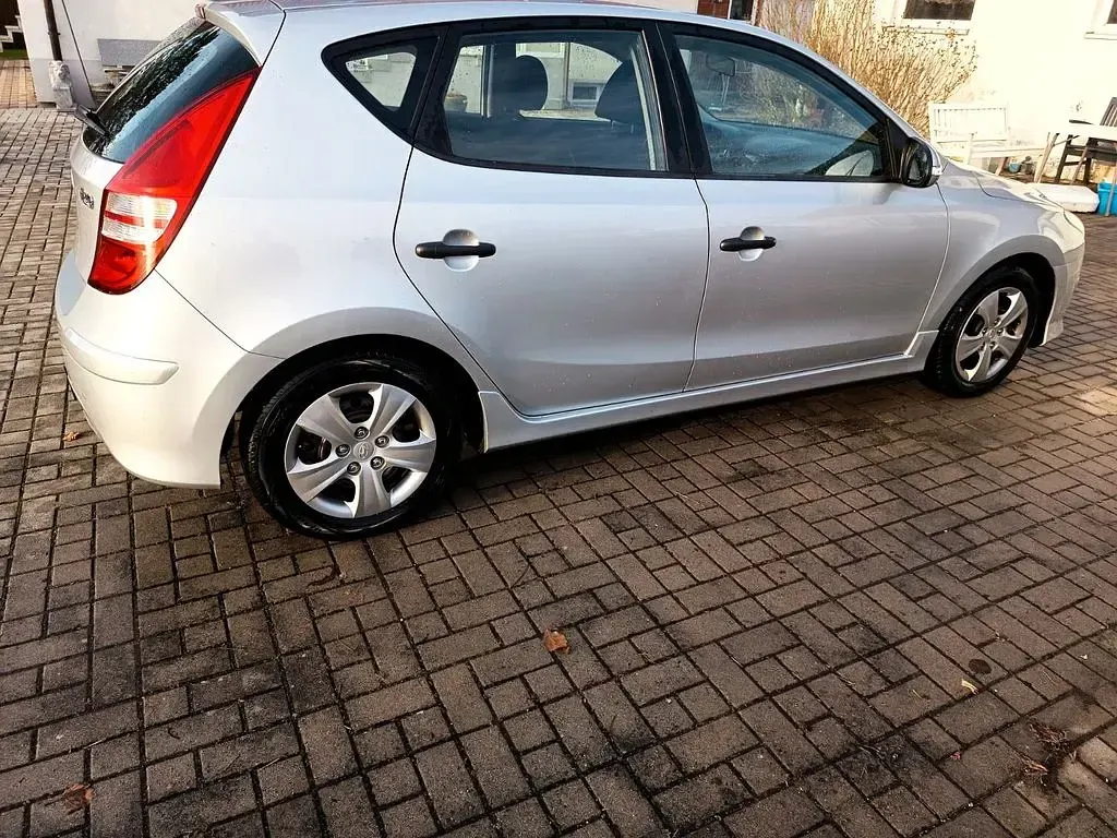Second-hand Hyundai i30 Edition 109 CP (80 kW) 2011 Argintiu Berlinǎ