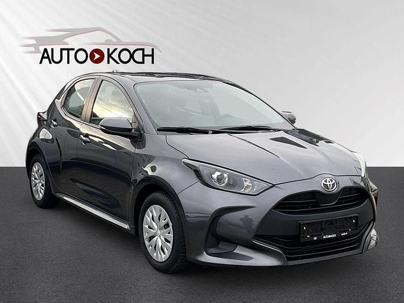 Grau Gebraucht 2021 Toyota Yaris Comfort Kleinwagen | 14.790 € (Etwas zu teuer) - Bild 1/4