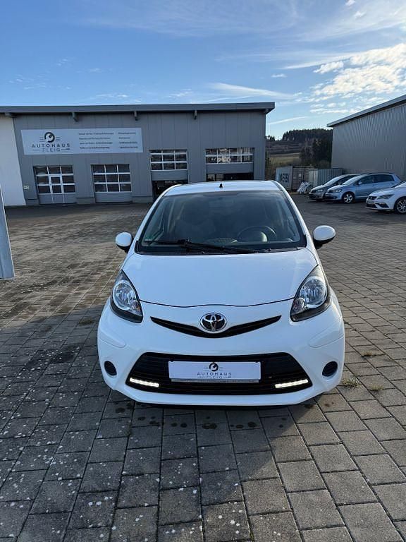 Weiß Gebraucht 2012 Toyota Aygo Connect Style Kleinwagen | 6.250 € (Fairer Preis) - Bild 1/4
