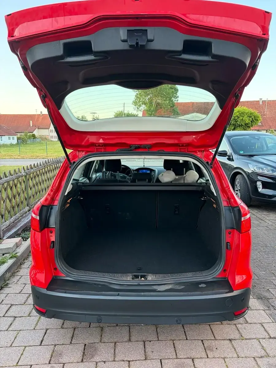 Gebraucht Ford Focus 105 PS (77 kW) 2017 Rot Kombi