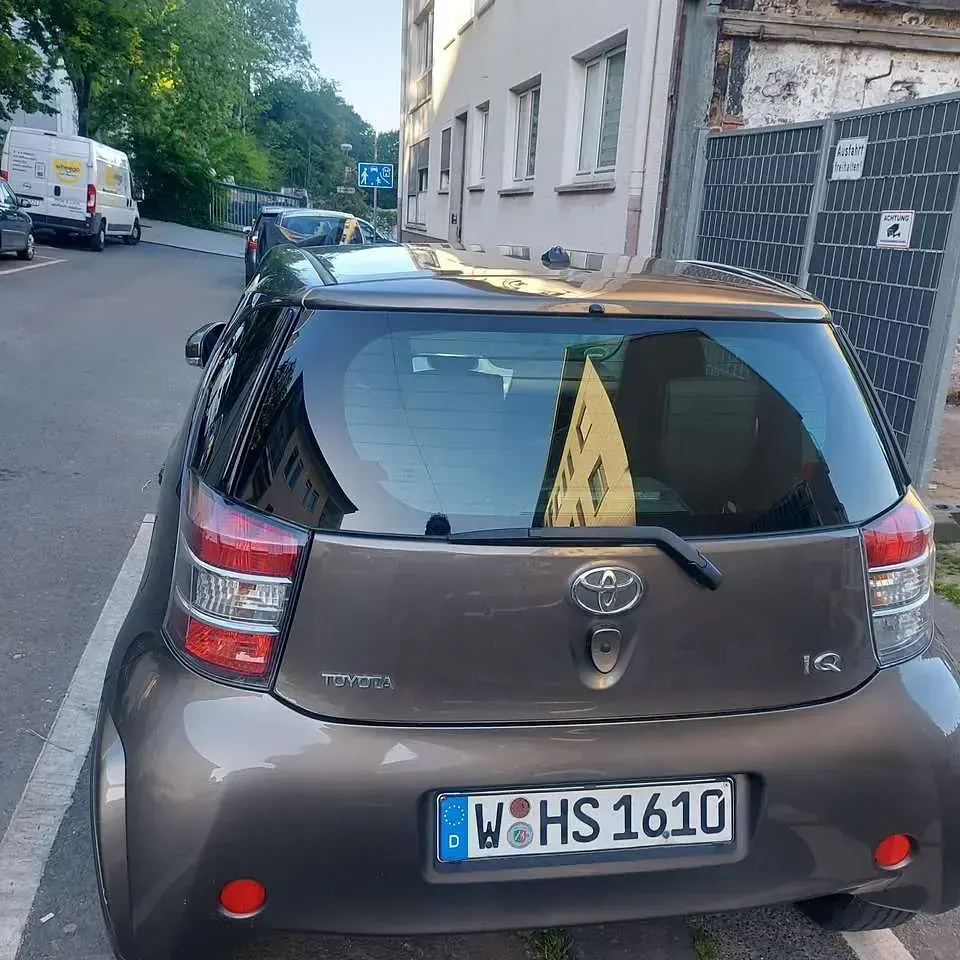 Używany Toyota iQ 68 KM (50 kW) 2010 Brązowy Hatchback