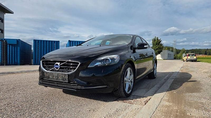Schwarz Gebraucht 2015 Volvo V40 You! Kombi | 7.900 € (Guter Preis) - Bild 1/4