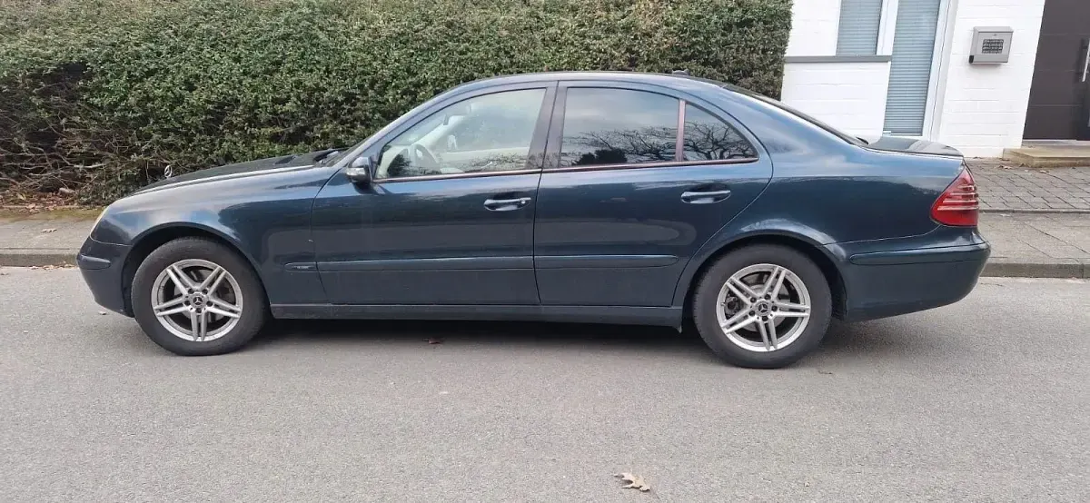 Gebraucht Mercedes E220 150 PS (110 kW) 2002 Blau Limousine