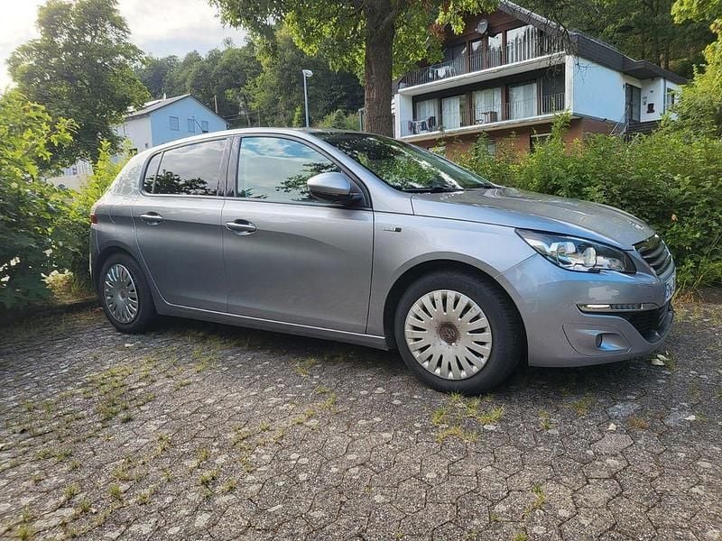 Grau Gebraucht 2017 Peugeot 308 Style Limousine | 7.999 € (Guter Preis) - Bild 1/4