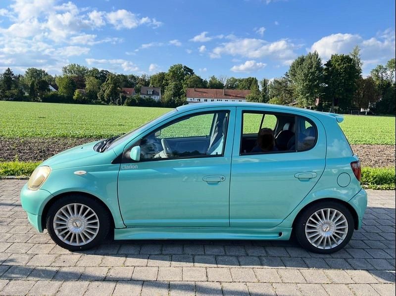 Grün Gebraucht 1999 Toyota Yaris Limousine | 1.990 € (Fairer Preis) - Bild 1/4
