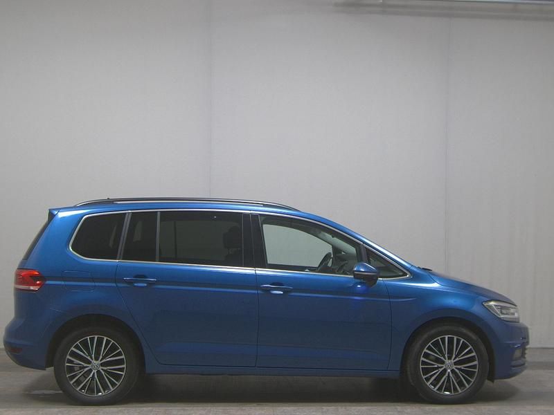 Gebraucht VW Touran Highline 150 PS (110 kW) 2020 Blau Van / Kleinbus