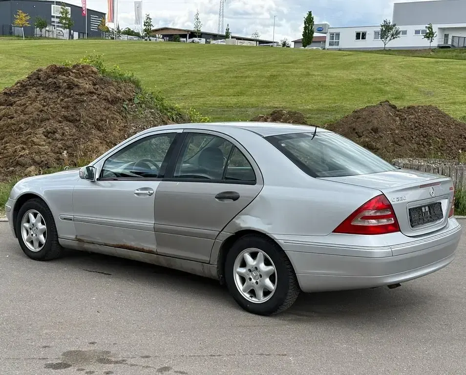 Second-hand Mercedes C220 Elegance 143 CP (105 kW) 2004 Argintiu Berlinǎ