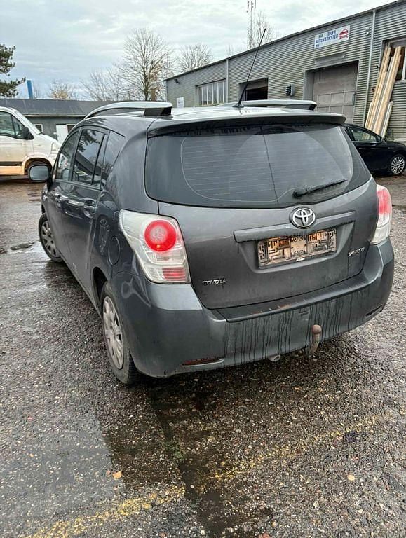 Gebraucht Toyota Sportsvan 126 PS (92 kW) 2011 Van / Kleinbus