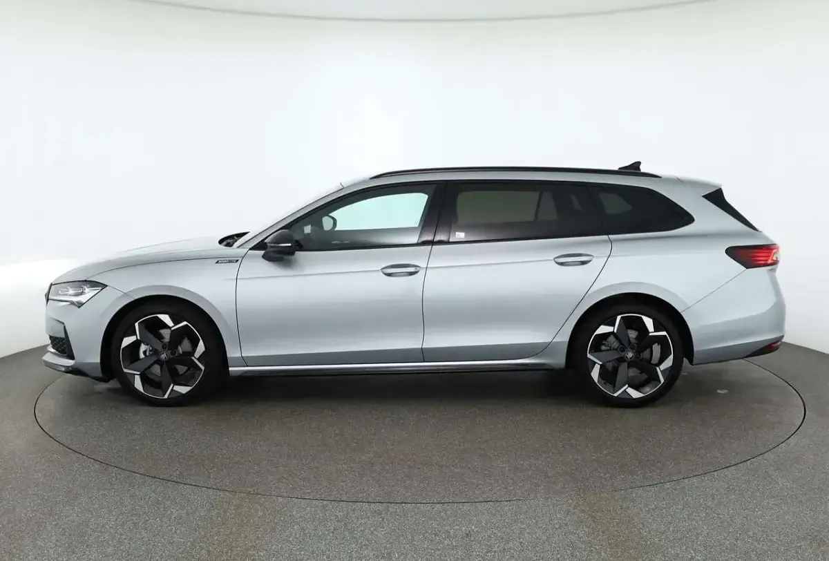 Neu Skoda Superb SportLine 150 PS (110 kW) 2025 Pebblesilvermet. Kombi