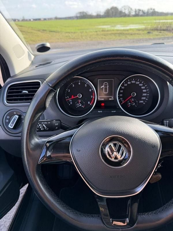 Gebraucht VW Polo 90 PS (66 kW) 2015 Schwarz Kleinwagen