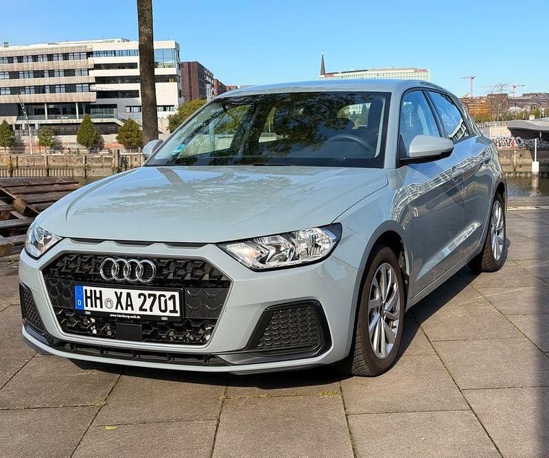 Grau Gebraucht 2024 Audi A1 Sportback Advanced Kleinwagen | 21.710 € (Guter Preis) - Bild 1/4