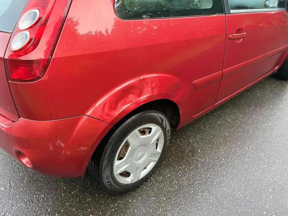 Gebraucht Ford Fiesta 75 PS (55 kW) 2007 Rot Kleinwagen