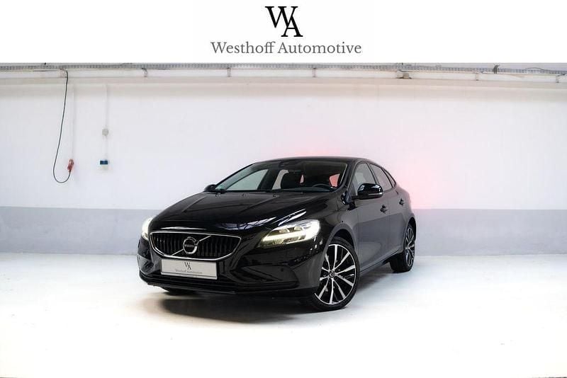 Onyx black / metallic Gebraucht 2017 Volvo V40 Momentum Kombi | 16.900 € (Guter Preis) - Bild 1/4
