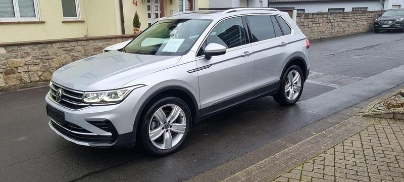 Silber Gebraucht 2020 VW Tiguan Elegance SUV | 32.990 € (Etwas zu teuer) - Bild 1/4