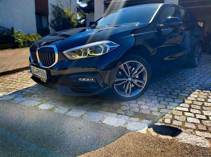 Schwarz Gebraucht 2020 BMW 118 Sport Line Kleinwagen | 17.399 € (Fairer Preis) - Bild 1/4