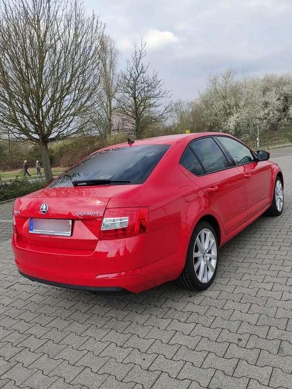 Gebraucht Skoda Octavia Elegance 150 PS (110 kW) 2015 Rot Kleinwagen