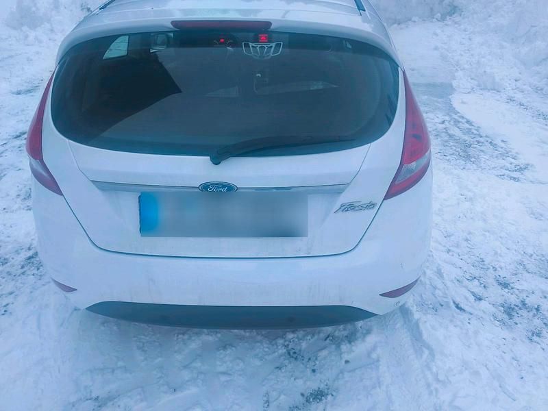 Gebraucht Ford Fiesta 82 PS (60 kW) 2010 Weiß Kleinwagen