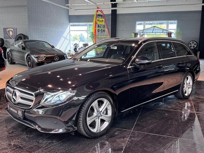 Schwarz Gebraucht 2017 Mercedes E220 Avantgarde Limousine | 22.395 € (Guter Preis) - Bild 1/4
