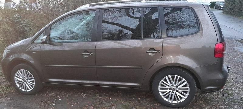 Gebraucht VW Touran Cup 105 PS (77 kW) 2015 Braun Van / Kleinbus