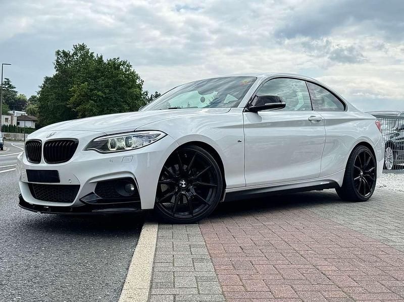 Mineralweiss Gebraucht 2014 BMW 225 M Performance Coupé | 13.900 € (Fairer Preis) - Bild 1/4