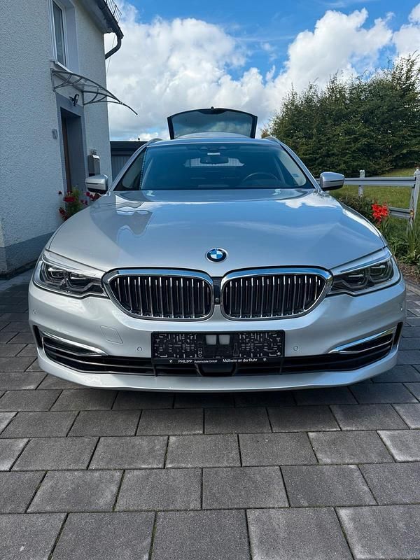 Silber Gebraucht 2019 BMW 520 Luxury Line Kombi | 26.399 € (Fairer Preis) - Bild 1/4