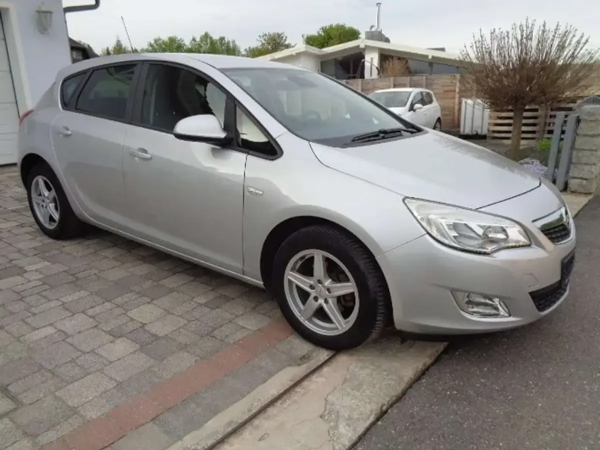 Gebraucht Opel Astra Design Edition 140 PS (102 kW) 2011 Argonsilber Limousine
