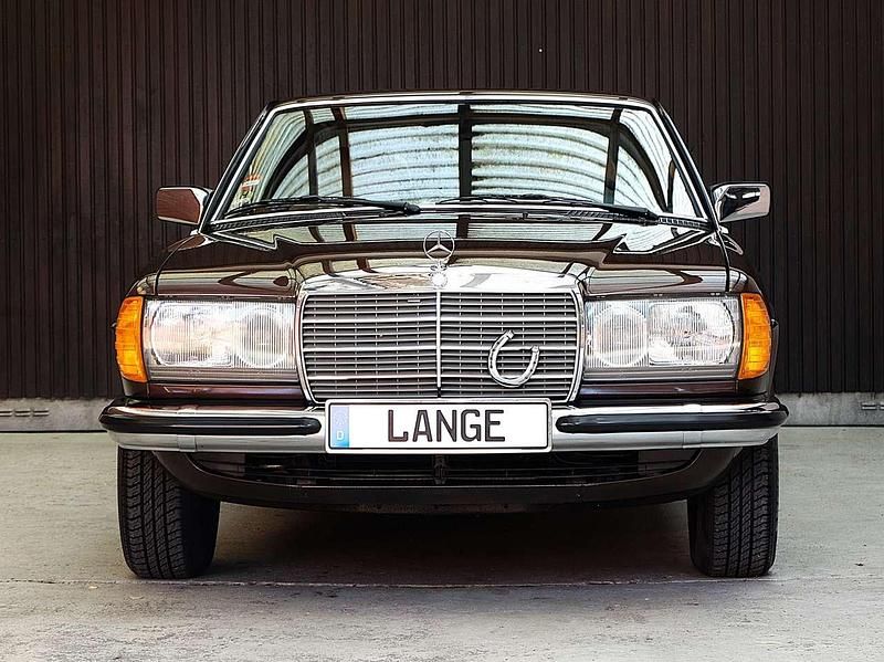 Braun Gebraucht 1983 Mercedes 230 Coupé | 44.980 € - Bild 1/4