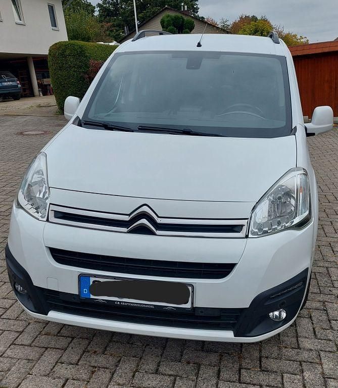 Weiß Gebraucht 2017 Citroën Berlingo PureTech Van / Kleinbus | 10.500 € - Bild 1/4
