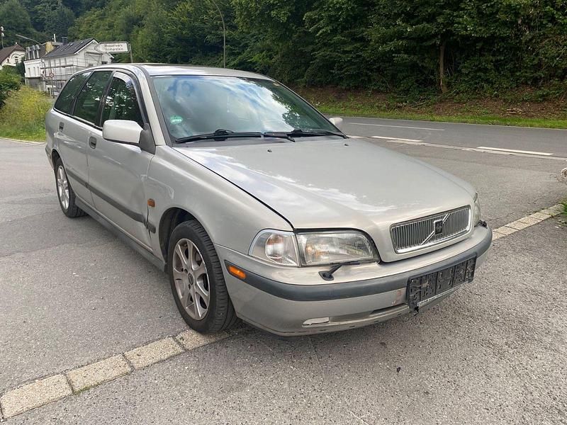 Schwarz Gebraucht 1996 Volvo V40 Kombi | 490 € (Fairer Preis) - Bild 1/4