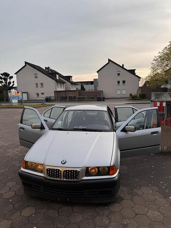 Gebraucht BMW 320 150 PS (110 kW) 1997 Silber Limousine