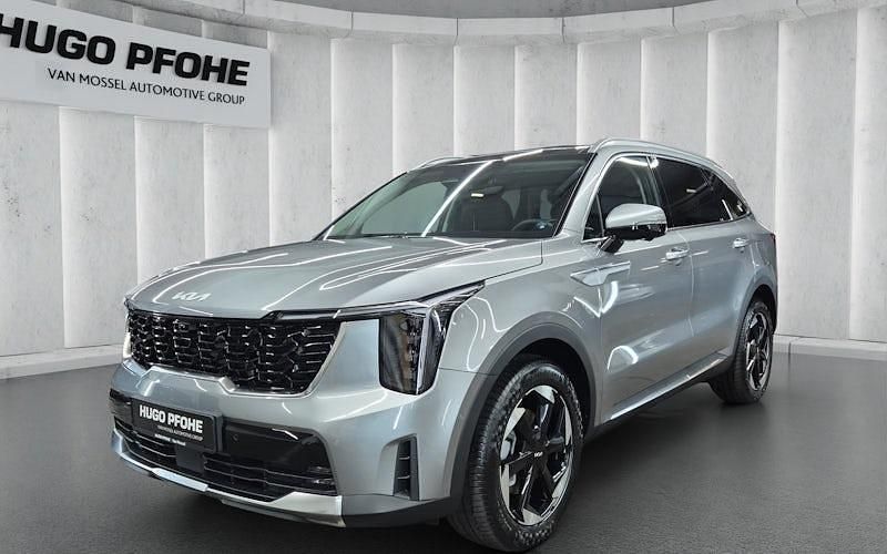 Grau Neu 2025 Kia Sorento Spirit SUV | 59.233 € (Fairer Preis) - Bild 1/4