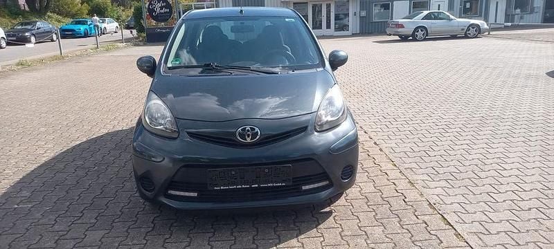 Grau Gebraucht 2012 Toyota Aygo Kleinwagen | 3.550 € (Fairer Preis) - Bild 1/4