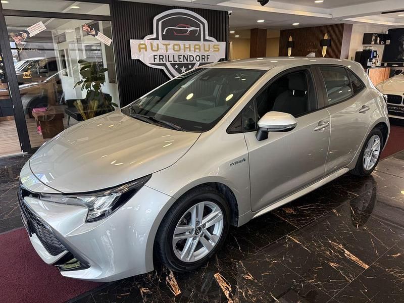 Silber Gebraucht 2019 Toyota Corolla Hybrid Comfort Limousine | 16.950 € (Fairer Preis) - Bild 1/4