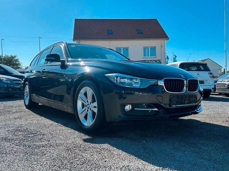 Gebraucht BMW 318 Sport Line 143 PS (105 kW) 2013 Schwarz Limousine