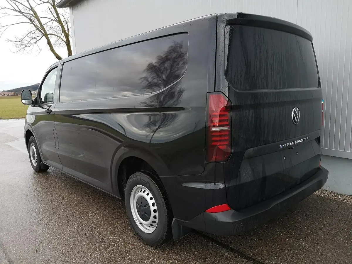 Neu VW T7 100 kW (136 PS) 2026 Midnight black metallic Van