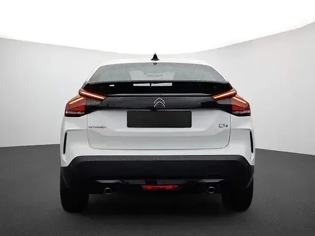Używany Citroën C4 Feel 131 KM (96 kW) 2023 Biały Sedan/Limuzyna