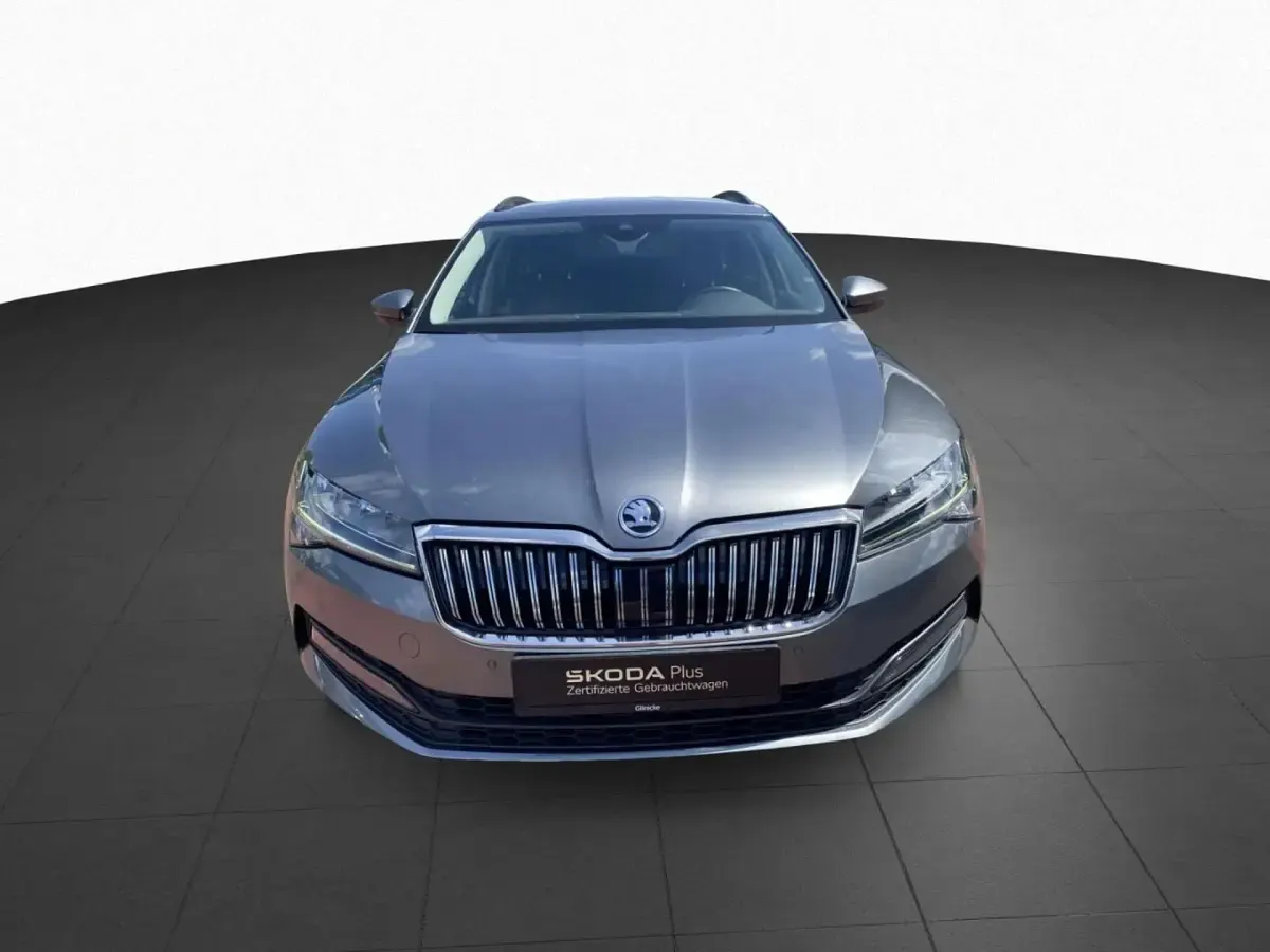 Gebraucht Skoda Superb Ambition 150 PS (110 kW) 2023 Graphitegrau metallic Kombi