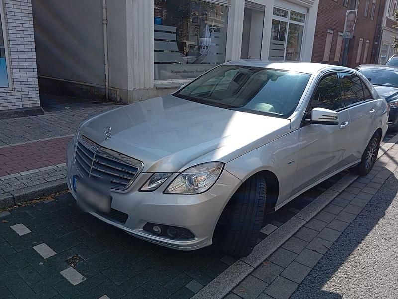 Silber Gebraucht 2011 Mercedes 200 Limousine | 5.400 € - Bild 1/4