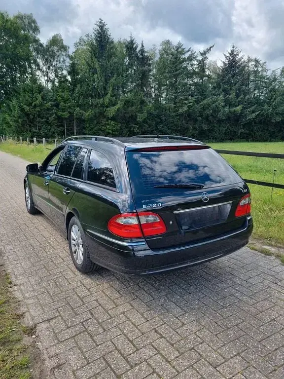 Gebraucht Mercedes E220 Elegance 170 PS (125 kW) 2008 Schwarz Limousine