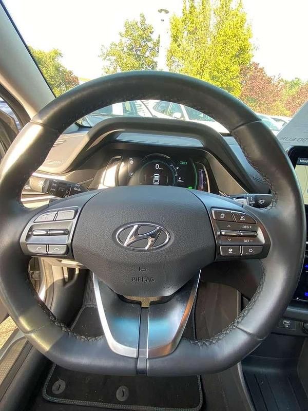 Gebraucht Hyundai Ioniq Style 100 kW (136 PS) 2020 Typhoon silver / met Kleinwagen