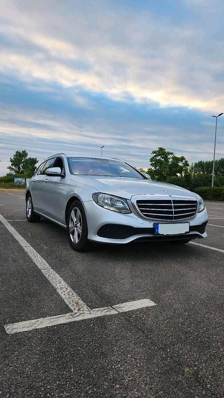 Gebraucht Mercedes E220 194 PS (142 kW) 2018 Silber Kombi