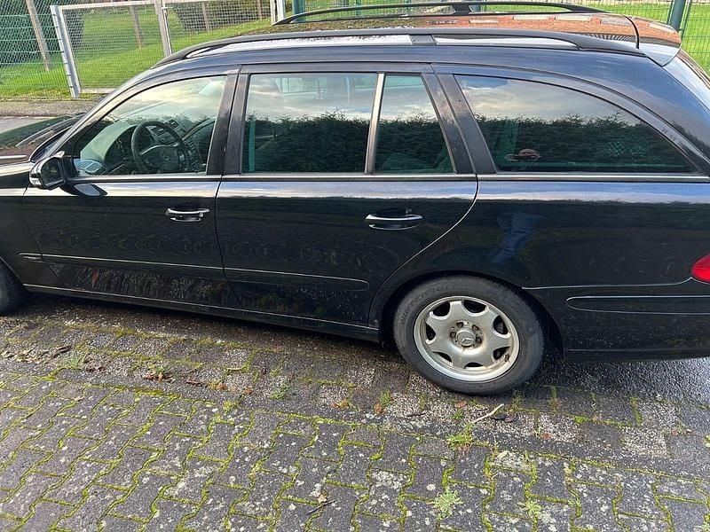 Gebraucht Mercedes E220 Classic 150 PS (110 kW) 2004 Schwarz Kombi