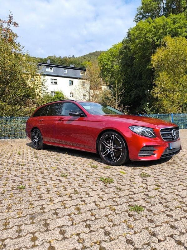 Rot Gebraucht 2020 Mercedes E300 AMG Kombi | 26.999 € (Fairer Preis) - Bild 1/4