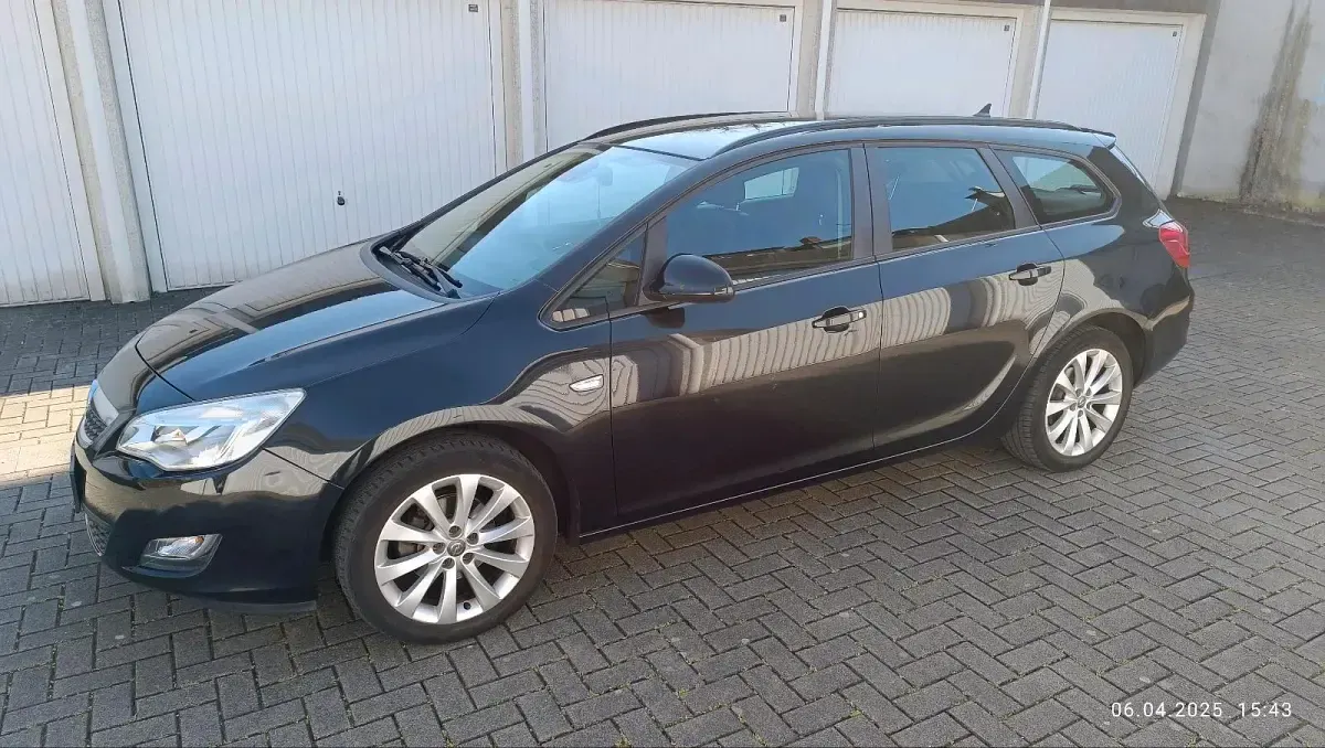 Usata Opel Astra 140 CV (102 kW) 2012 Nero Berlina